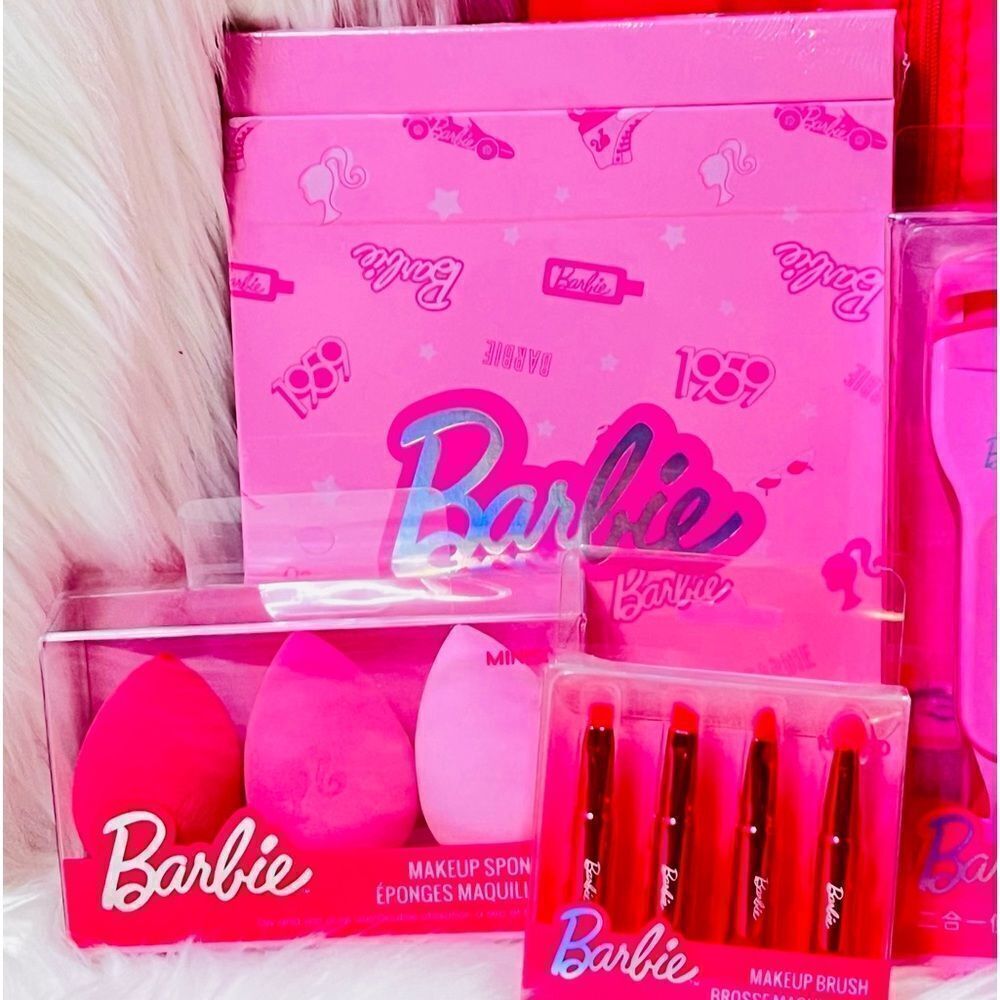 Barbie Beauty Bundle - Picture 2 of 9